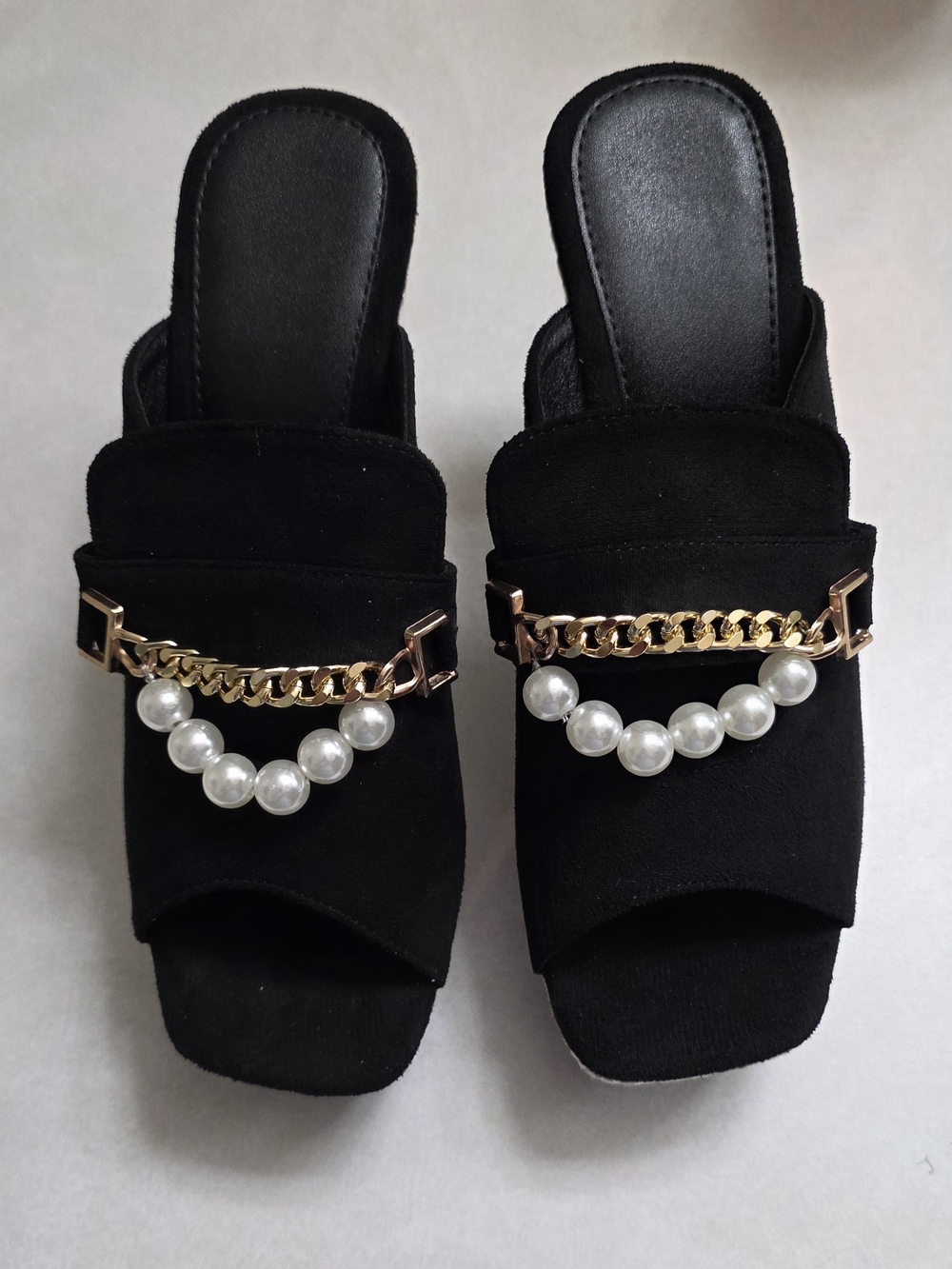 Black Pearl-Chain Chuncky Block Heel Sandal